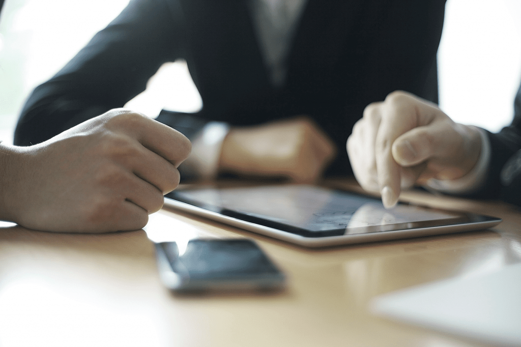 Expertos planificando estrategias de marketing para proyectos digitales recientes