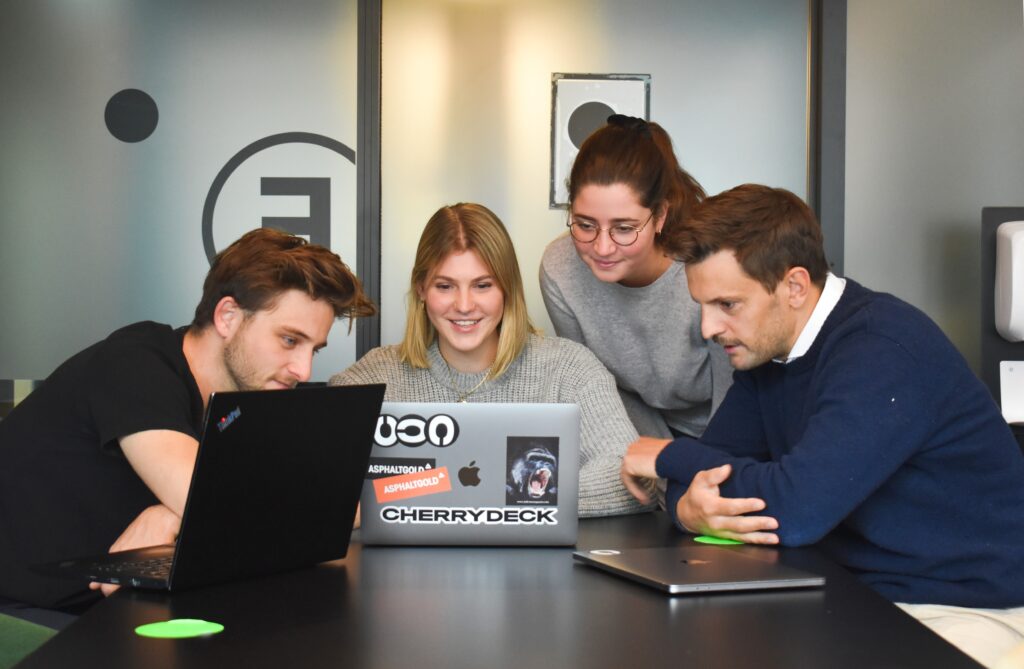 Equipo de marketing revisando analítica