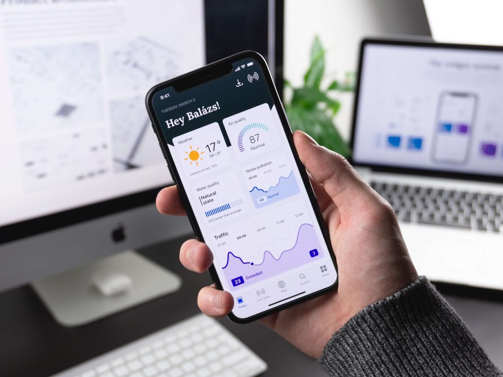 App movil, Usuario sujetando smartphone