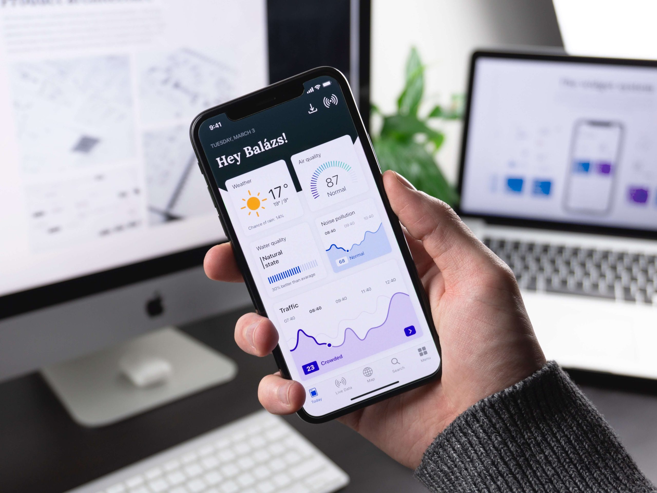 App movil, Usuario sujetando smartphone